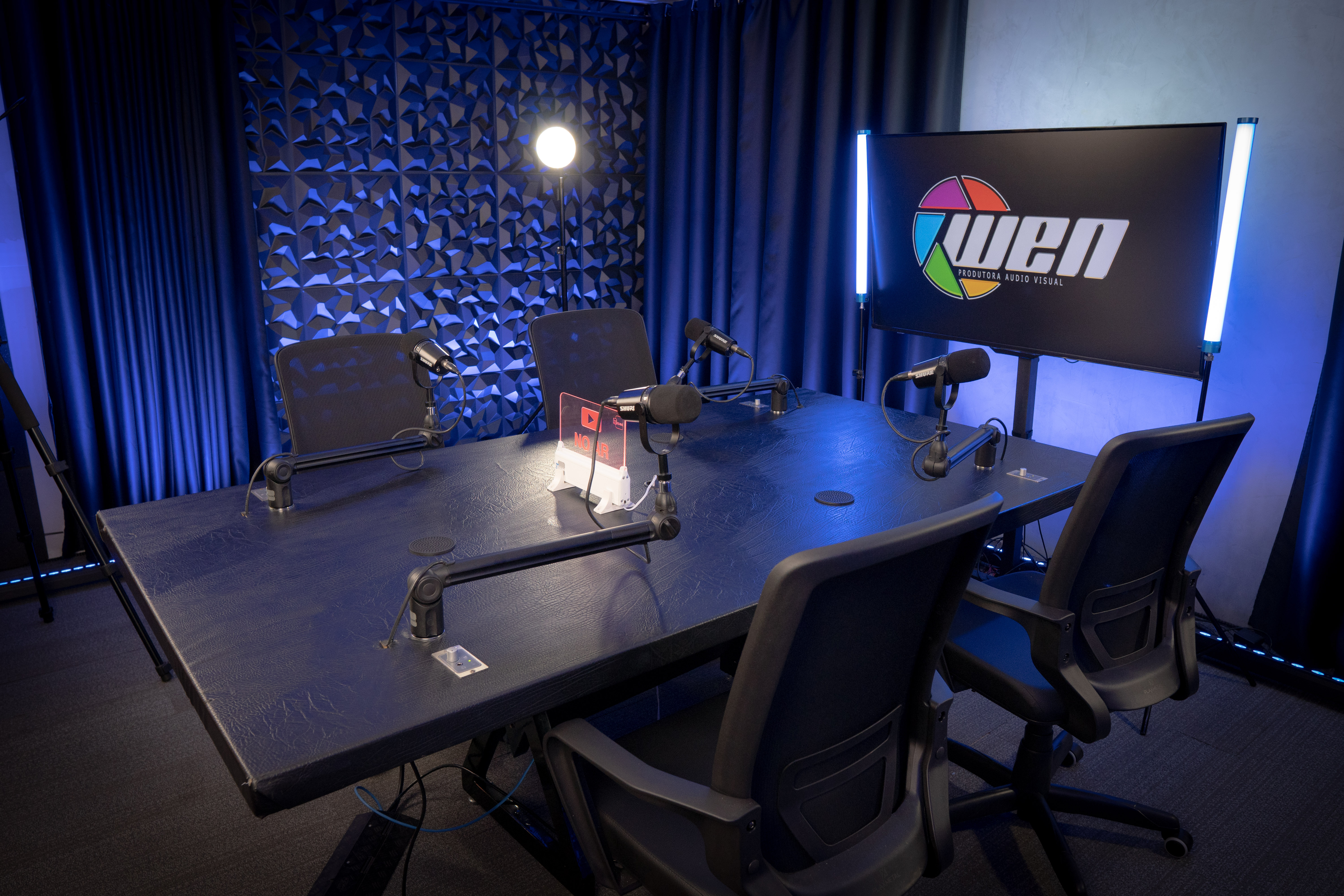 Mesa de gravação com microfones Shure e sinalizador NO AR